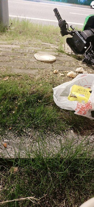 我是一名外卖员每天面对的是不断弹出的订单、被压缩的时间，以及永远追不上的倒计时