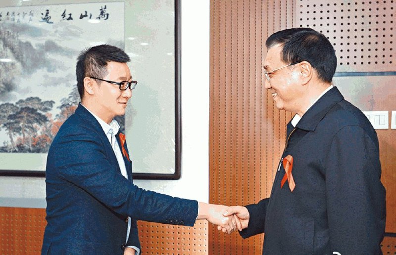前总理李克强佩戴红丝巾，接见中国同性恋交友平台Blued创始人耿乐By