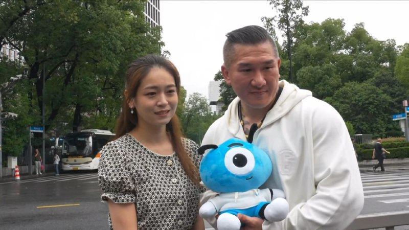 马云的支付宝员工热情欢迎馆长到中国，诚邀馆长多多使用支付宝，并特别赠送支付宝吉祥物作为纪念