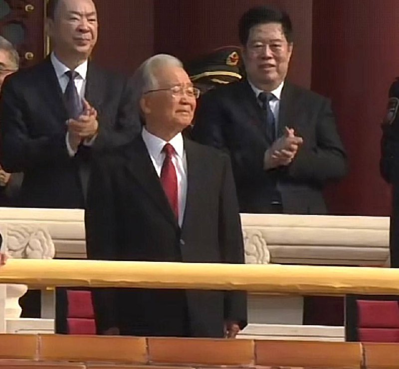 他哭了，他现在想的是为什么当初不逼习近平下台，自己当皇上