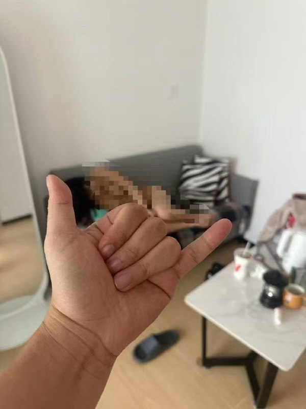 中国一名为大石桥派出所的警察，潜规则女摩托车主，以调查为名将女摩托车主带回派出所强奸！还在网上炫耀装逼！By