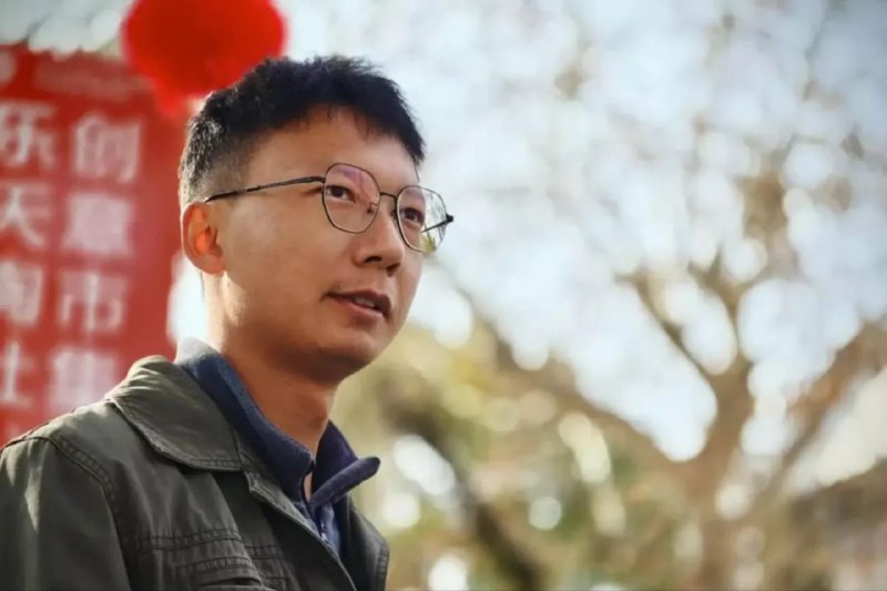 反污染志工突遭跨省抓捕！環保志工張文斌爆料鋰電污染 竟遭匪偽公安以「敲詐勒索」提審 淪陷區社會監督力量持續遭到匪偽體制無情打壓！著名民間環保志工張文斌於10月20日早上在烏魯木齊住處附近被江西萬載縣公安局跨省帶走並刑事拘留