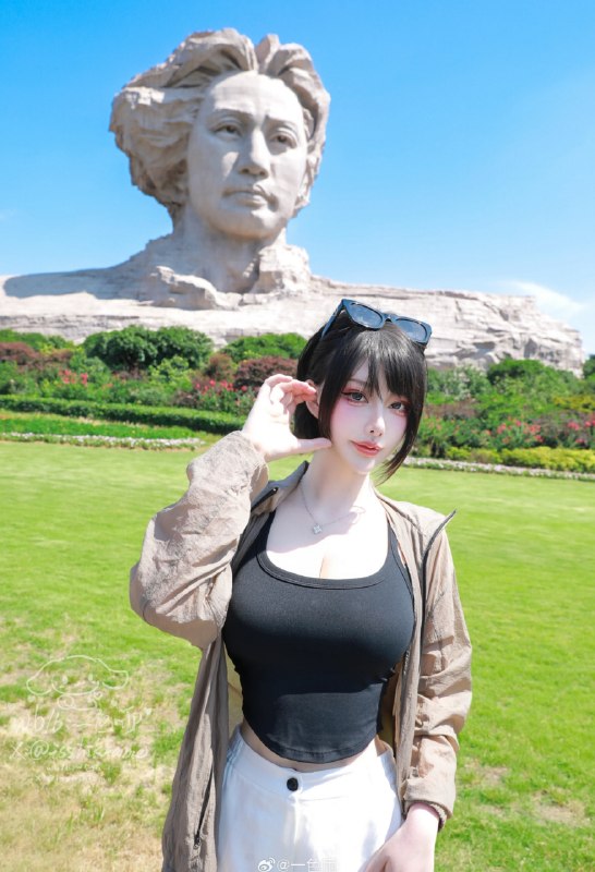 投稿一个被两个中国权贵玩弄于鼓掌间的可怜福利鸡的故事曝光一色雨的两个黑料，第一个是B站擦边女主播一色雨写小作文称在她换衣服时被人拉开帘子导致她直播走光，因此受到了惊吓，打算再也不去漫展了