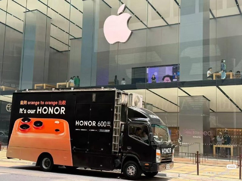 榮耀為了宣傳新發佈的榮耀 600 系列，在香港搞了一台貼了海報的卡車，停在 Apple Store 廣東道門前跟 iPhone 叫板🙈🤡😎 匿名投稿
