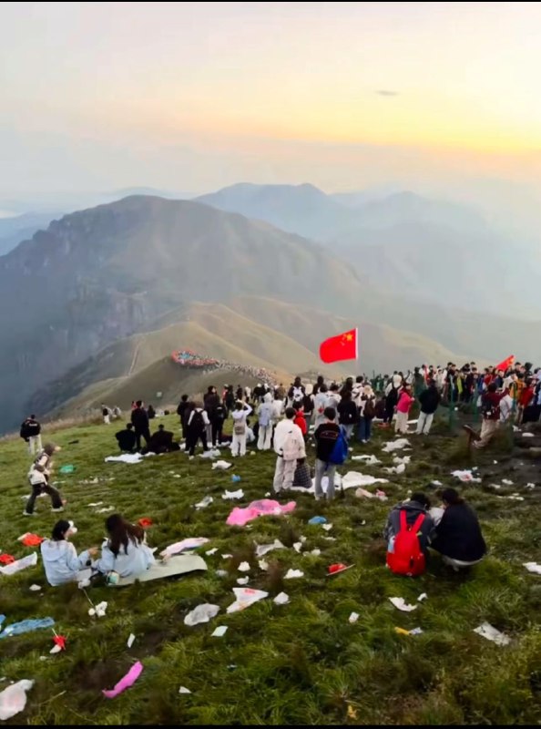 扔完垃圾，竖国旗👤 来自