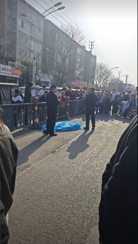 3月28日下午，河南项城人民公园附近，14岁未成年男孩持刀杀人😎 匿名投稿3月28日下午，河南项城人民公园附近，14岁未成年男孩持刀杀人😎 匿名投稿