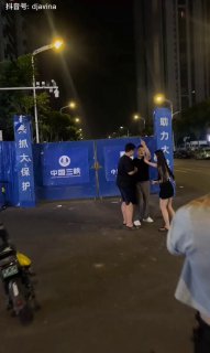#黄俄 #迷惑行为大赏安徽阜阳，一乌克兰女子，被当地街头男无端疯狂喷粪比划中指