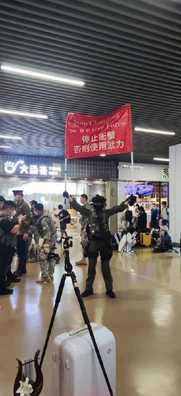 7.15广州漫展小粉红cos香港警察被真警察捶😂By