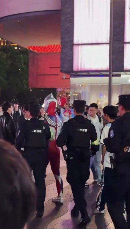 万圣节前一晚，杭州上城区湖滨银泰in77的奥特曼coser已被逮捕😎 匿名投稿