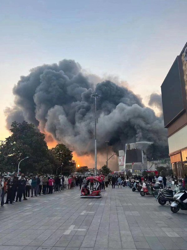 今天下午，南京玉桥商场起火，居民淡定的排队做核酸