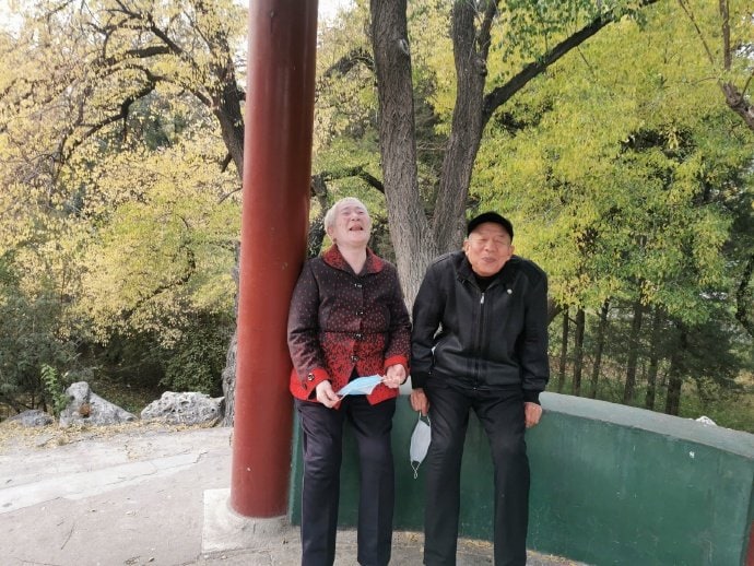 保护的老人 ，和偷着乐的家人保护的老人 ，和偷着乐的家人