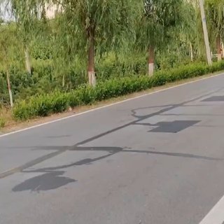 山東泰安爆「貼紙修路」奇觀！瀝青貼紙敷衍破路 手一拉就掉安全堪憂山東省泰安市昨(20日)爆出市政修路奇觀，一名災胞實拍揭發當地道路維護竟然使用薄如紙片、手一拉就掉的黑色「瀝青貼紙」，隨意黏貼在破損與裂縫上假裝完成修繕