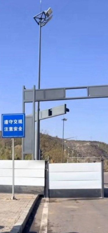 10月17日晚，陕西榆林神木，华为汽车问界M9撞上交通信号灯柱，碰撞后约两秒车头起火