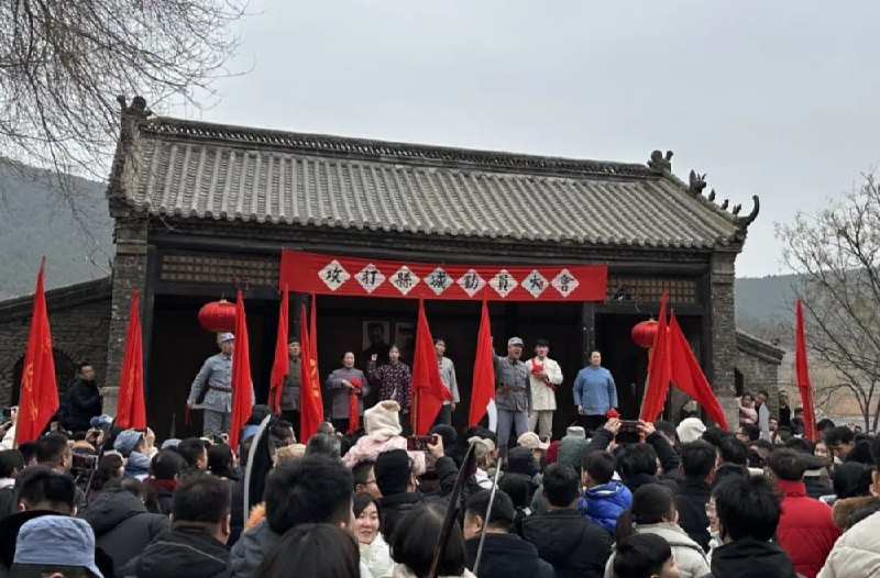 游客举起“步枪”、“大刀”攻县城，景区变身“抗日战场”，这是山东沂南县“红嫂家乡旅游区”的沉浸式演出《跟着团长打县城》，该剧曾在社交媒体红极一时，却在热度高峰被突然叫停