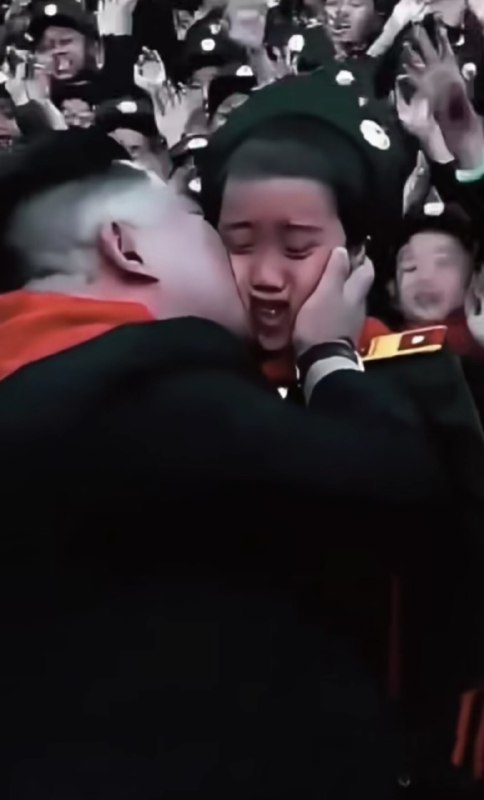小女孩被一只猪亲了投