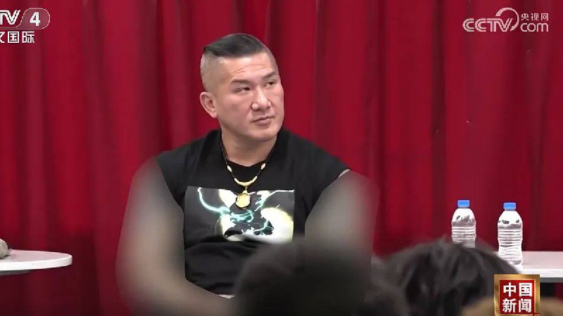 中共央视专题报导馆长工作时不得不把馆长身上的纹身图上马赛克，因为中共宣传认为纹身等于流氓