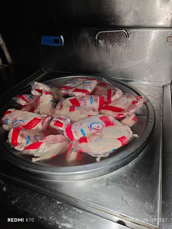 图片拍摄在泉州海事学校食堂内部，豆浆是充的，东西都是速冻的，吃起来像预制菜一样